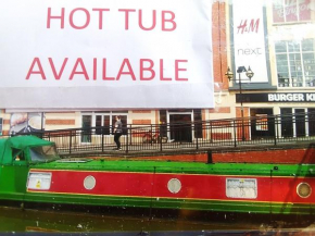 Rosie and Jim Retreat Lincoln Town Centre with a hot tub